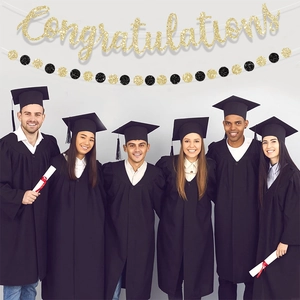 Striscione di laurea dorato e ghirlande a pois per decorazione festa di laurea