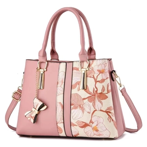 Sac à main en cuir rose avec panneau en patchwork floral et détails dorés
