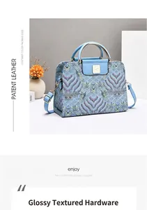 Details der böhmischen Handtasche mit goldenen Ringgriffen und blauem Schultergurt