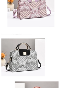 Détail de sacs à main imprimés aux motifs de vagues et ferrures dorées sur podium