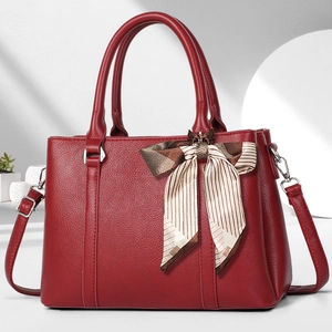 Rote Lederhandtasche mit Kieselstruktur, drei Reißverschlüssen und Streifenschleife