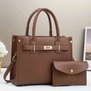Sac à main marron en cuir à motif litchi avec bandoulière et boucle en métal doré