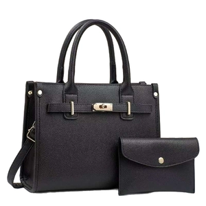 Sac à main noir texture litchi avec ferrures dorées et pochette assortie