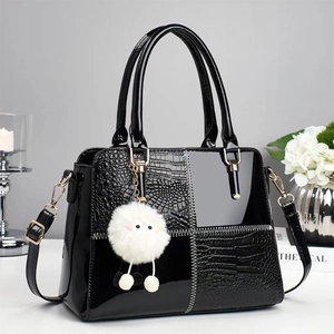 Borsa a Mano da Donna Trendy Patchwork in Pelle PU Verniciata con Motivo a Coccodrillo Borsa a Tracolla con Ciondolo a Palla di Pelo Bianco