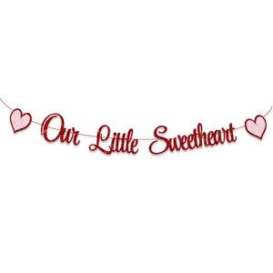 Banderole pailletée rouge 'Our Little Sweetheart' avec cœurs pour décor de Saint-Valentin
