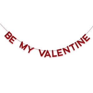 Detailaufnahme der roten Glitzer-Banner 'BE MY VALENTINE' für Partydekoration