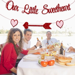 Bannière Our Little Sweetheart pailletée rouge avec cœurs pour fête de Saint Valentin