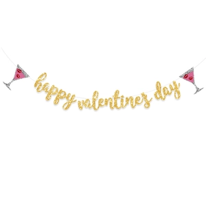 Detailaufnahme der glitzernden Happy Valentine's Day Girlande mit Cocktail-Deko-Elementen