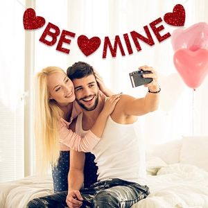 Glitzerndes Be Mine Banner und rote Herzgirlanden für Valentinstag Party Dekorationen