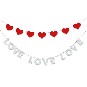 Dettaglio di ghirlanda di cuori rossi e striscione LOVE argento glitter per decoro