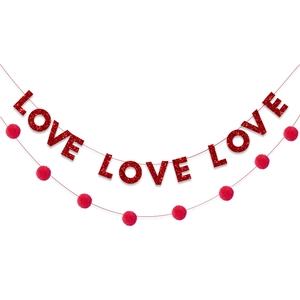 Striscione LOVE rosso glitterato e ghirlanda di pompon per decorazione di San Valentino