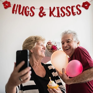 Banderole HUGS & KISSES à paillettes rouges pour décoration de fête de Saint Valentin