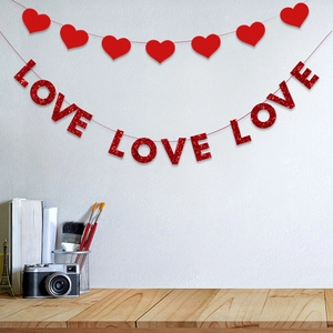 Set di ghirlande glitterate rosse con cuori e scritta LOVE per San Valentino