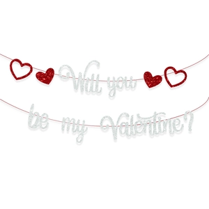 Primer plano de pancarta plateada con purpurina y colgantes de corazones rojos brillantes