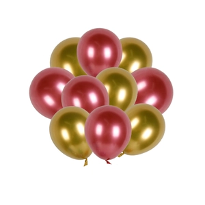 Primer plano de globos metálicos rojo vino y dorado con acabado de espejo