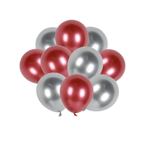 Primer plano de globos metalizados rojos y plateados para decoración de San Valentín