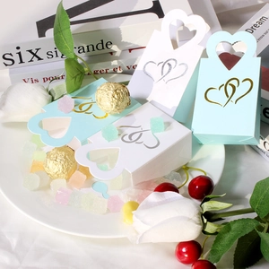 Élégantes boîtes à bonbons en papier kraft avec cœurs, bleu clair et blanc, pour mariage