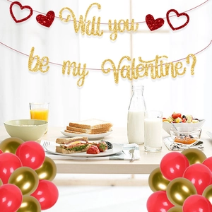 Set decorativo de San Valentín con pancarta dorada brillante y globos rojos