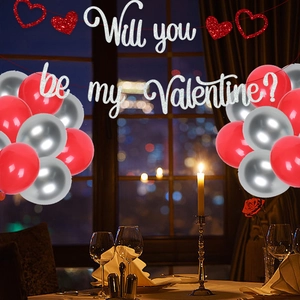 Set de decoración de San Valentín con cartel brillante y globos de corazones rojos y plateados