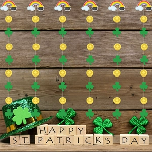 Décoration St. Patrick avec guirlandes de trèfles et chapeau à paillettes vertes