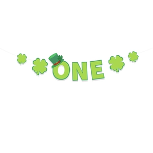 Détail de la bannière verte ONE pour la Saint-Patrick avec trèfles et motifs de chapeau