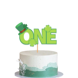 Gros plan d'une décoration de gâteau 'ONE' Saint-Patrick sur un gâteau vert et blanc