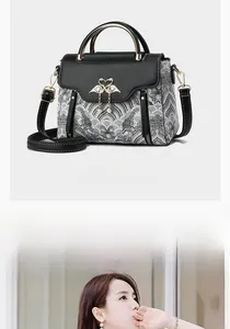 Détail du sac de style romantique avec fermoir cygne doré et pendentif en perles