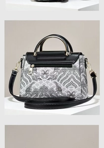 Détail d'un sac à bandoulière élégant avec broderie de style chinois et finitions dorées