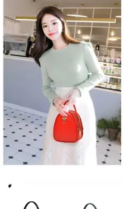 Détail du mini sac rouge avec fermoir abeille dorée et structure à double fermeture éclair