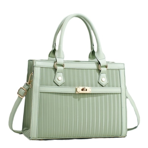 Elegante bolso verde salvia con textura plisada vertical y cierre de giro dorado