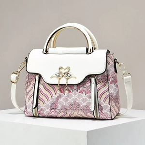 Sac à main brodé de style chinois avec rabat blanc et boucle cygne dorée élégante