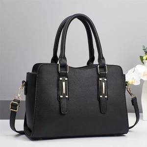 Elegante borsa nera con motivo litchi, dettagli dorati e tracolla regolabile per donna
