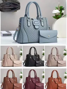 Vue détaillée du sac cabas tissé avec portefeuille assorti en plusieurs couleurs