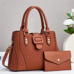 Sac à main marron tissé avec portefeuille enveloppe assorti et clous dorés élégants