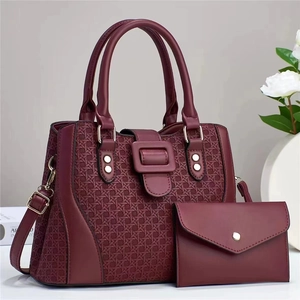 Ensemble sac à main bordeaux à texture tissée avec sac fourre-tout et portefeuille