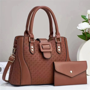 Ensemble sac à main tressé caramel avec pochette assortie et boucle métallique chic