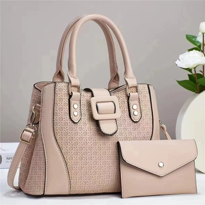 Sac à main beige élégant à texture tressée avec pochette assortie et décor fleuri