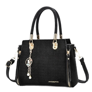 Schwarze Handtasche mit Krokodilmuster, Jing Pin Logo, Goldbeschlägen und Perlenhasen-Anhänger