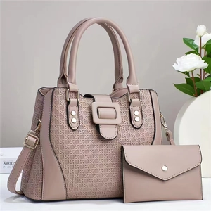 Vue détaillée du sac à main tressé et du portefeuille assorti en rose poudré