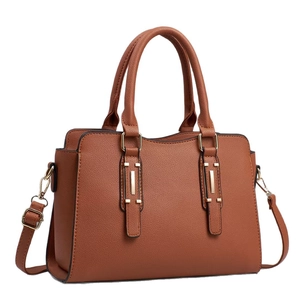 Borsa a mano classica in pelle martellata marrone con dettagli dorati da donna ufficio