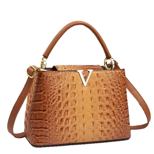Sac à main marron à motif crocodile avec boucle en V dorée et poignée ronde