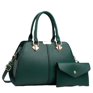 Sac Boston vert foncé texture litchi avec petite pochette enveloppe et détails dorés