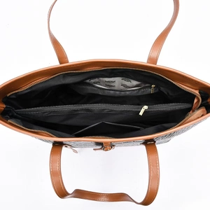 Détail de l'intérieur du sac fourre-tout crocodile avec compartiments et doublure logo
