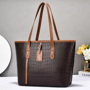 Sac fourre-tout marron à motif crocodile avec anses en cuir et étiquette de mode