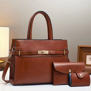 Ensemble de sacs à main trois pièces en similicuir marron avec grand cabas et boucles