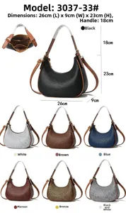 Détails du sac hobo tissé montrant les dimensions 26x9x23cm et sept coloris