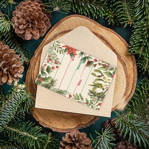 Elegante kerst RSVP-kaartenset met dennentakken gepresenteerd op een houten plateau