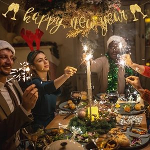 Banderole dorée Happy New Year avec verres à champagne pour décoration de fête 2026