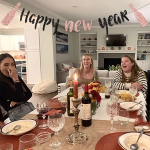 Bannière Happy New Year pailletée avec bouteilles de champagne pour fête de 2026