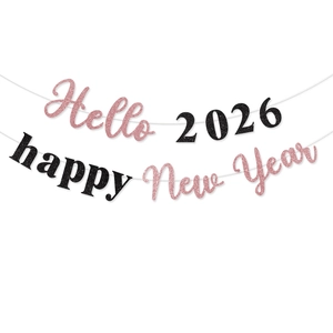 Gros plan des bannières pailletées Hello 2026 et Happy New Year en rose et noir